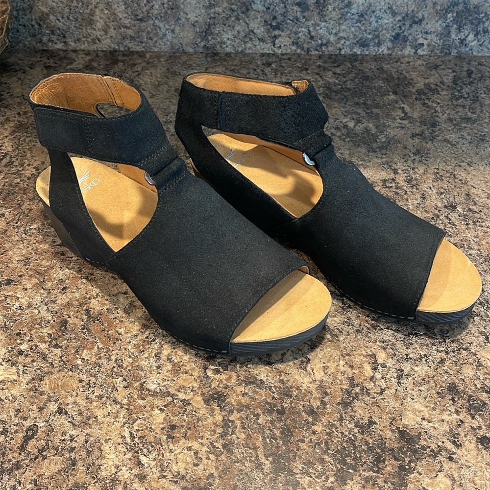 Dansko Sandals Size 9 (EU 40) - brand new